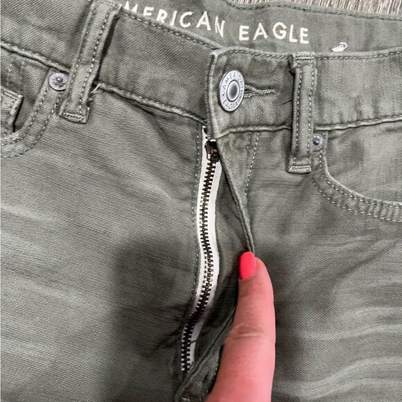 American Eagle Highest Rise Mom Shorts Distressed Raw Hem Denim Green Size 4 - Picture 4 of 8